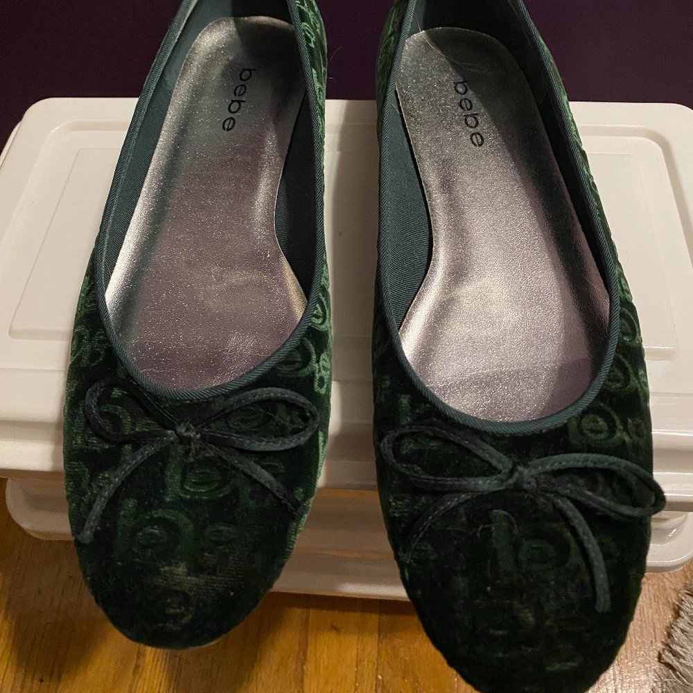 BeBe Green Velvet Flats 8.5M